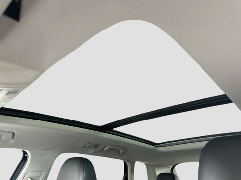 New 2025 Volkswagen Taos SE image 17