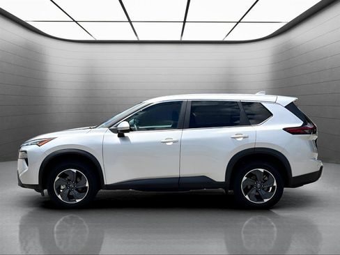 Used 2024 Nissan Rogue SV FWD image 11