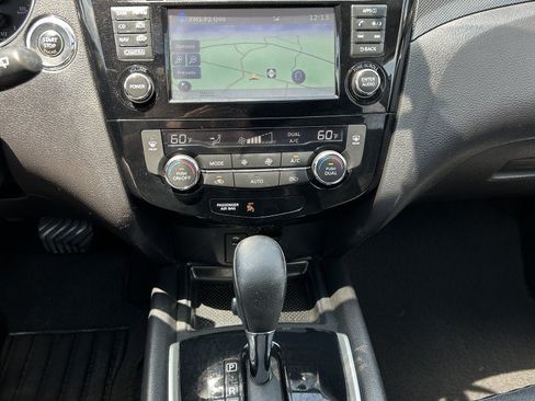 Used 2016 Nissan Rogue SL w/ SL Premium Package FWD image 7