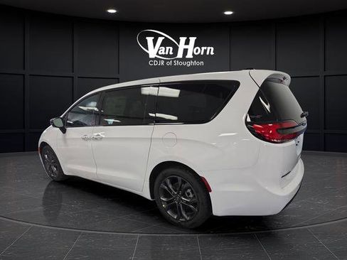 New 2026 Chrysler Pacifica Select image 3