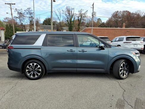 Used 2024 Kia Carnival EX image 3