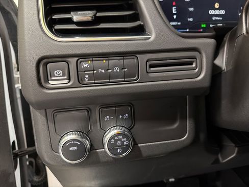 Used 2024 GMC Yukon XL SLT image 16