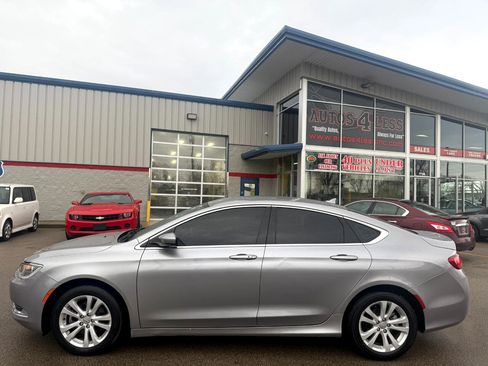 Used 2017 Chrysler 200 Limited Platinum image 2
