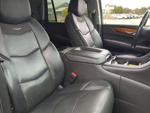 Used 2019 Cadillac Escalade Luxury image 8