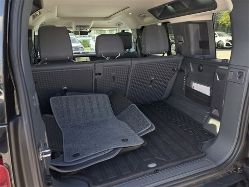 Used 2024 Land Rover Defender 110 X-Dynamic SE image 28