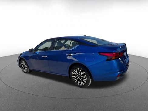 Used 2025 Nissan Altima 2.5 SV image 10