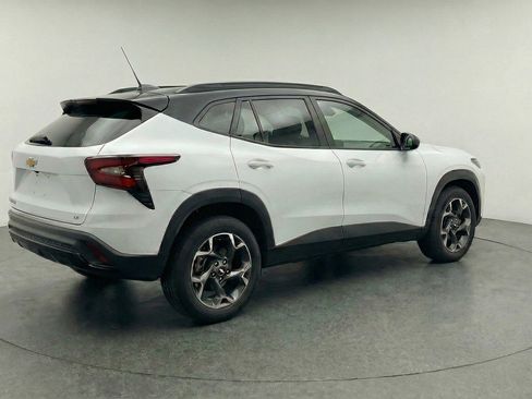 Used 2025 Chevrolet Trax LT FWD image 9