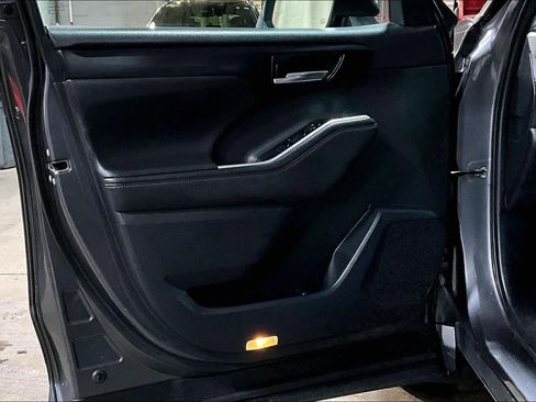 Used 2021 Toyota Highlander XLE image 22