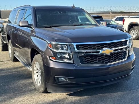 Used 2015 Chevrolet Suburban LT w/ Luxury Package RWD image 2