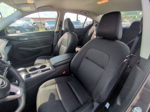 Used 2025 Nissan Altima 2.5 SV FWD image 24