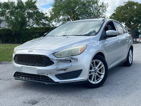 Used 2015 Ford Focus SE w/ Reverse Sensing Package image 2