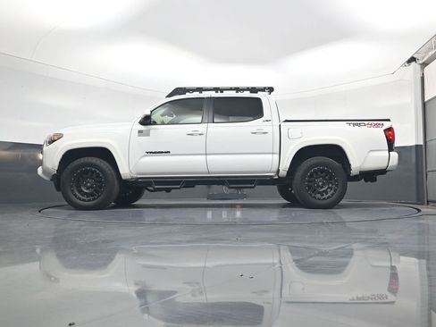 Used 2018 Toyota Tacoma TRD Sport image 24