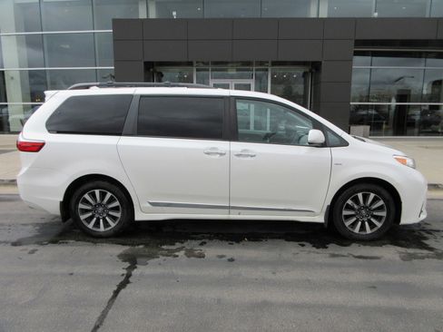 Used 2020 Toyota Sienna XLE Premium image 12