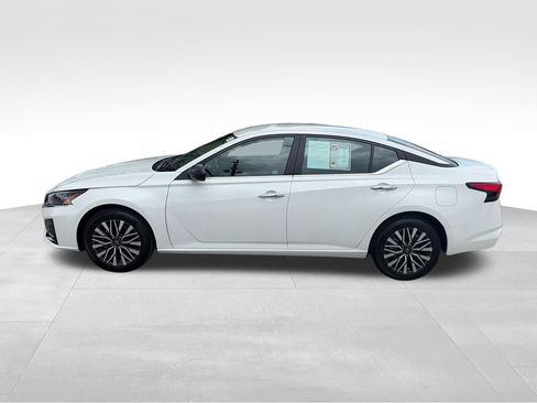 Used 2024 Nissan Altima 2.5 SV AWD/4WD image 3