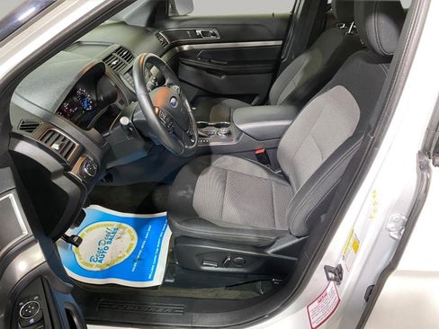 Used 2018 Ford Explorer XLT AWD/4WD image 16