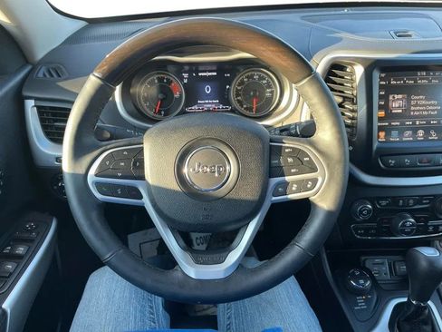 Used 2017 Jeep Cherokee Overland w/ Technology Group AWD/4WD image 23