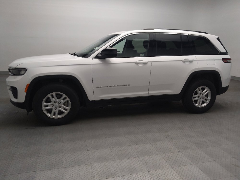Used 2024 Jeep Grand Cherokee Laredo RWD image 2