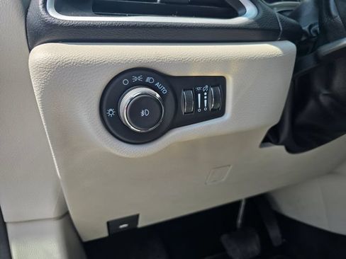 Used 2024 Chrysler Pacifica Touring-L FWD image 20