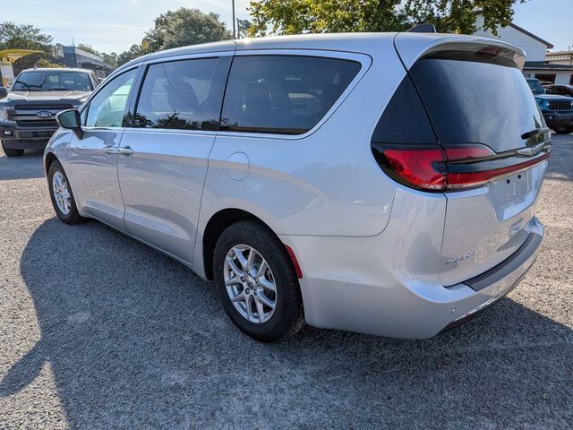 Used 2023 Chrysler Pacifica Touring-L FWD image 6