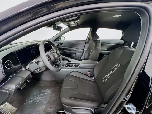 New 2025 Hyundai Elantra SEL image 18