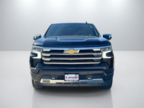 Used 2022 Chevrolet Silverado 1500 High Country w/ Technology Package image 2
