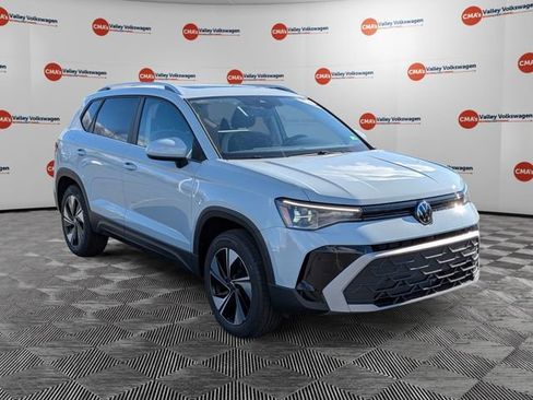 New 2026 Volkswagen Taos SE image 3