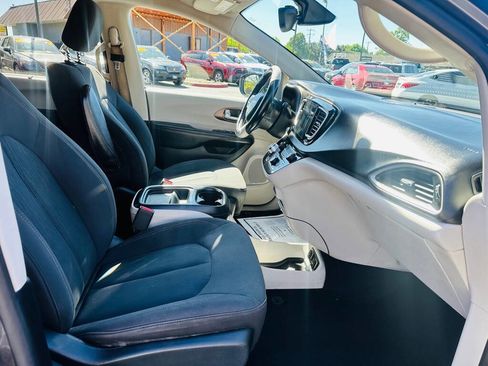 Used 2017 Chrysler Pacifica Touring Plus w/ Security Group FWD image 19