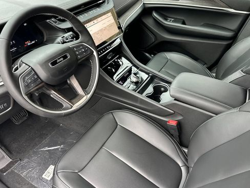 New 2026 Jeep Grand Cherokee Limited w/ Limited Altitude Package AWD/4WD image 9
