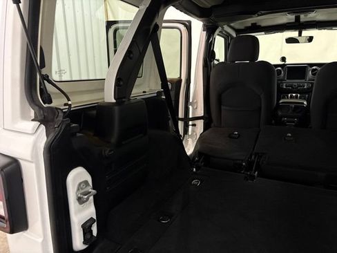 Used 2019 Jeep Wrangler Unlimited Sahara w/ Uconnect 4C Nav & Sound Group AWD/4WD image 17