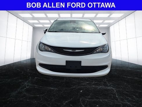 Used 2023 Chrysler Voyager LX FWD image 8