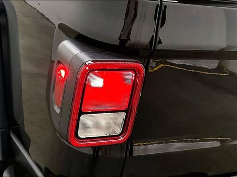 Used 2021 Jeep Gladiator Rubicon AWD/4WD image 24
