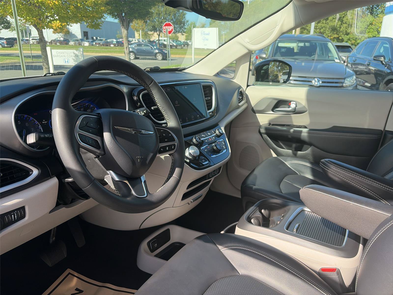 Used 2024 Chrysler Pacifica Touring-L FWD image 19