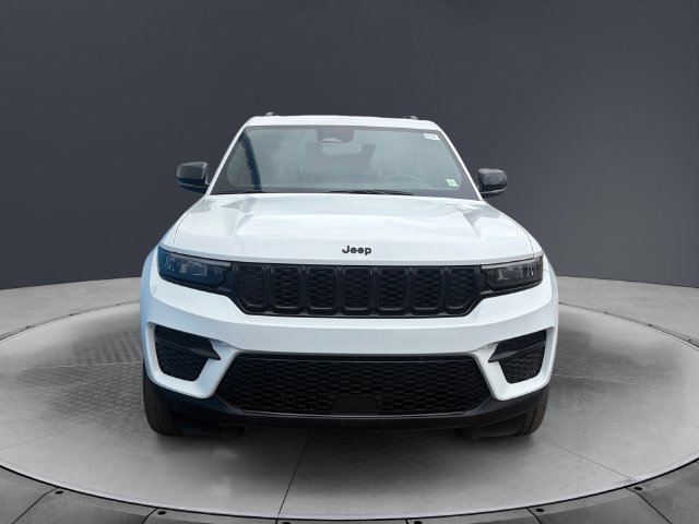 Used 2025 Jeep Grand Cherokee Altitude AWD/4WD image 8