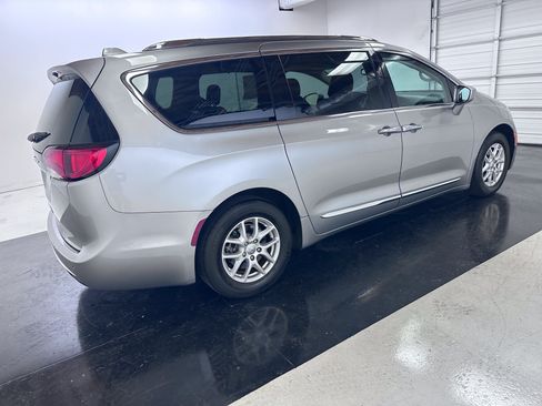 Used 2020 Chrysler Pacifica Touring-L FWD image 15