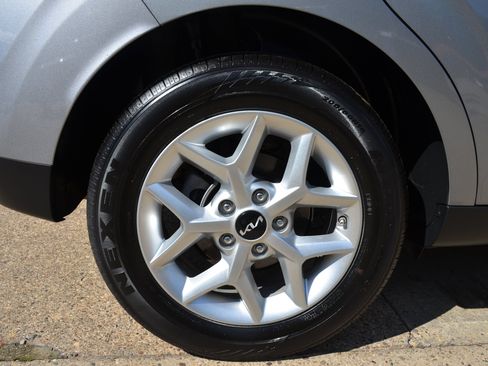 Used 2025 Kia Soul LX w/ LX Technology Package FWD image 16
