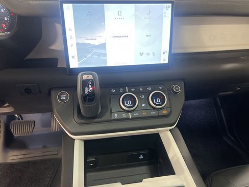 Used 2025 Land Rover Defender 90 S image 16