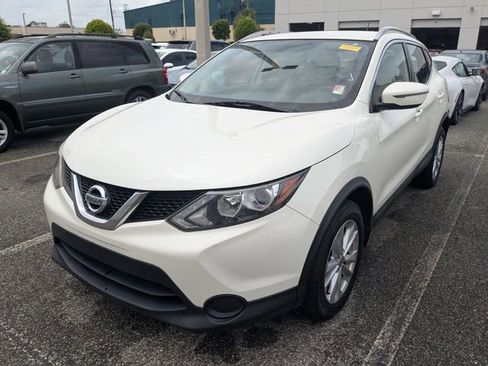 Used 2017 Nissan Rogue Sport SV image 2