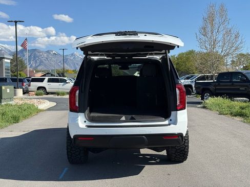 Used 2023 GMC Yukon SLT AWD/4WD image 12