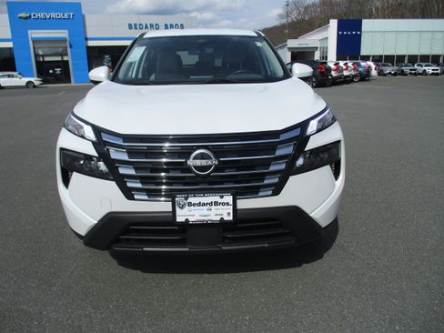 Used 2024 Nissan Rogue SV AWD/4WD image 2