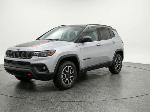 Used 2025 Jeep Compass Trailhawk image 3