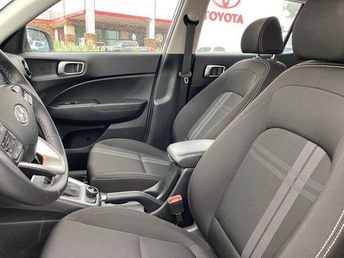 Used 2025 Hyundai Venue SEL FWD image 9