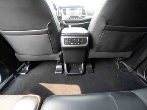 Used 2019 Toyota Highlander Plus AWD/4WD image 22
