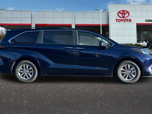Used 2024 Toyota Sienna XLE image 3