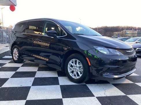 Used 2023 Chrysler Voyager LX image 3