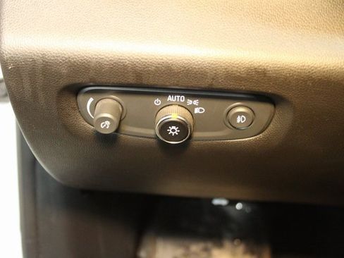 Used 2021 Chevrolet Traverse LT image 12