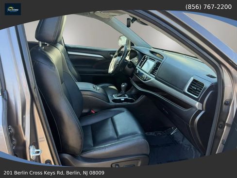 Used 2017 Toyota Highlander XLE FWD image 18