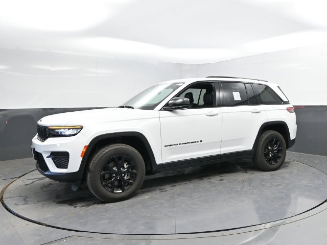 Used 2025 Jeep Grand Cherokee Altitude AWD/4WD image 7