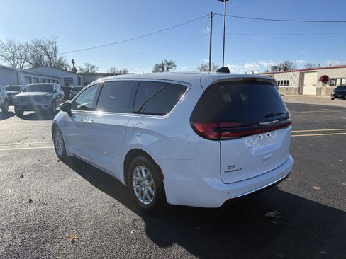 Used 2023 Chrysler Pacifica Touring-L image 21