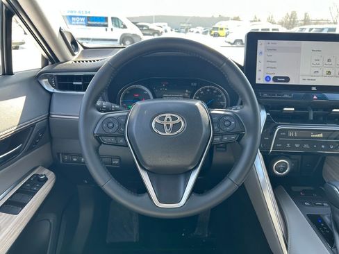 Used 2024 Toyota Venza XLE image 10