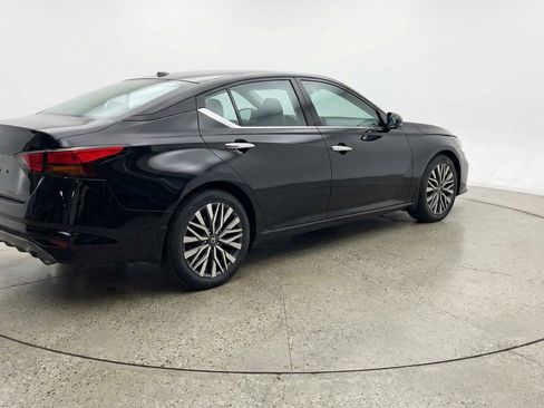 Used 2025 Nissan Altima 2.5 SV FWD image 9